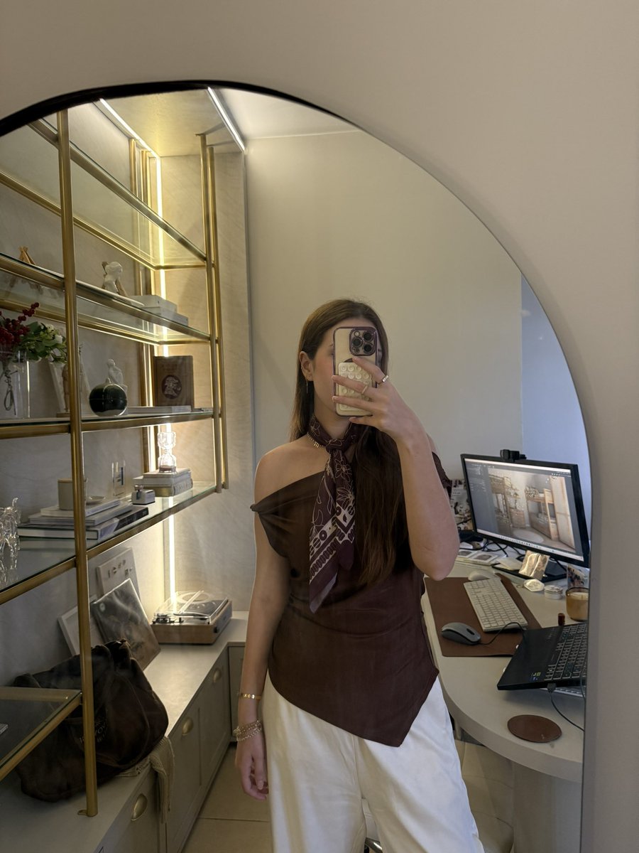 vbelovedmuse's tweet photo. não sei em que momento esse post virou sobre se permitir no estilo, o que eu concordo totalmente, mas acho valido comentar que todo mundo tem gostos diferentes e sim amigas, eu sou básica então não faz sentido mesmo algumas peças quando no dia a dia eu me visto assim https://t.co/cYoIufyiDj