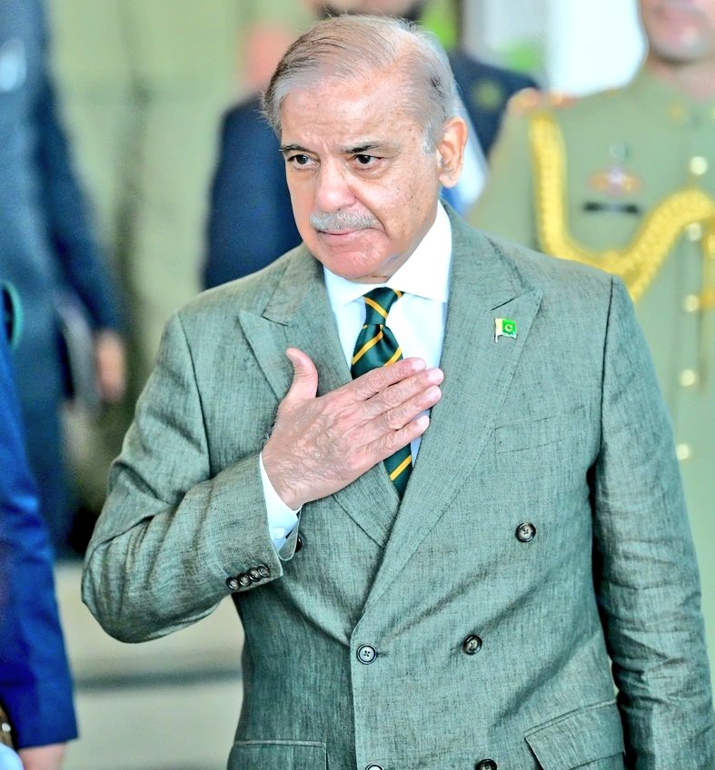 kamranpmlnworkr's tweet photo. اقرار صاحب شہباز شریف نے جب اس ملک کی بھاگ دوڑ سنبھالی تو اس وقت اس ملک کا بیڑا غرق ہوا پڑا تھا معیشت ڈیفالٹ کی دھانے پر تھی دنیا میں ہماری کوئی عزت نہیں تھی اس مرد قلندر نے ڈیفالٹ ہوتی معیشت کو دوبارہ سر پلس پر لا کھڑا کیا اور اب پوری دنیا میں پاکستان کی خارجہ پالیسی کے چرچے ہیں https://t.co/cA1p2qrBzA