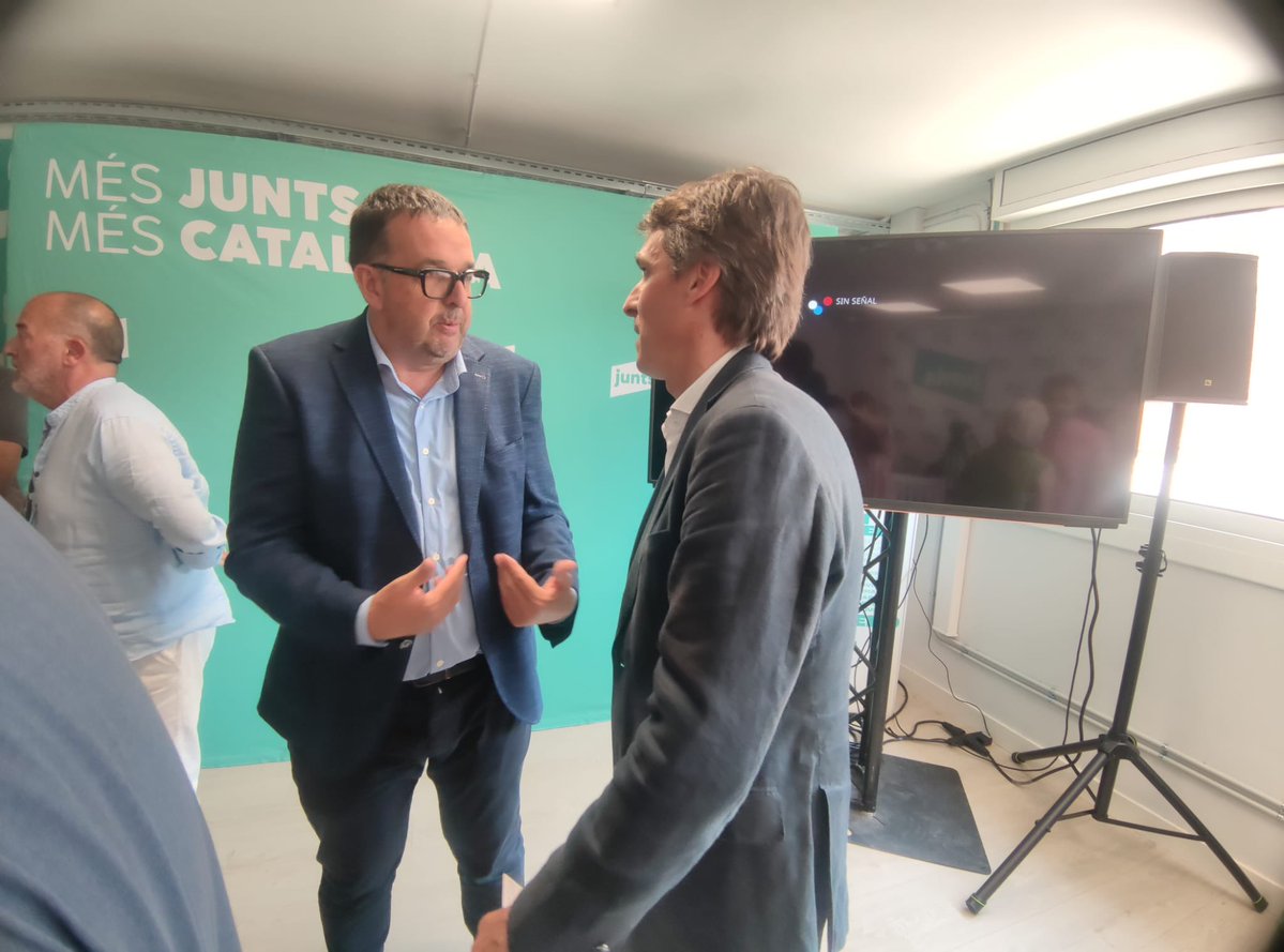 albertcastellsv's tweet photo. Vic i la comarca d’Osona necessiten solucions, inversions i una actuació decidida de la Generalitat.
Avui hem presentat les esmenes de Junts per Catalunya als pressupostos, amb propostes en transport, salut, habitatge o justícia. https://t.co/GFBrSCyWsS