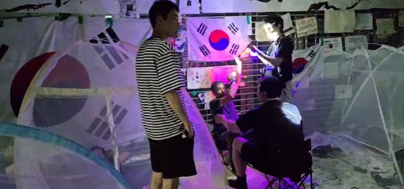 uchihagyut86553's tweet photo. 올공 지키시는 분을 괴롭히고 있는 애국대학 집단들

그것도 밤이 후레시뽕으로 괴롭히고 있다
저거 눈 진짜 아프다

일부러 저러는게 눈에 보이는게 더 역겨움

그런 인간들을 커버치는 전한길

사실 난 전한길이 제일 역겹다 https://t.co/z3CwGPyisV