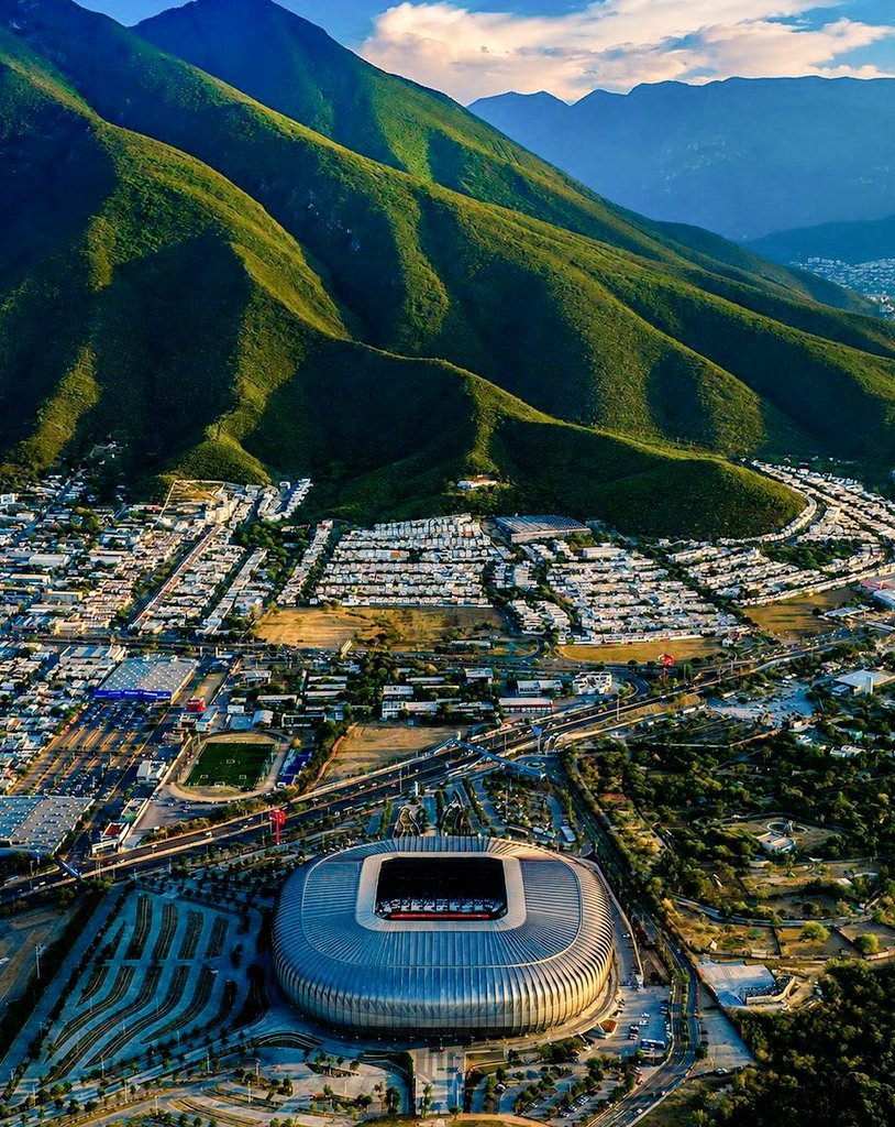 Itss_MilKu's tweet photo. FIFA World Cup 2026 Hawaii nd Mexico mountain stadium

Why does India not have stadium like this? https://t.co/qVKidM6tV2