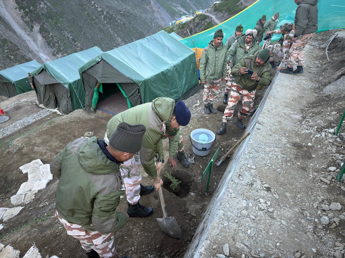 ITBP_official's tweet photo. On the occasion of the Pratham Pooja for Shri Amarnath Ji Yatra, Dr. Akun Sabharwal, IPS, IG, NW FTR, #ITBP, inaugurated Medical Aid Posts at the Holy Cave and Brarimarg and led a plantation drive, reaffirming ITBP’s commitment to pilgrims’ welfare &amp; environmental conservation. https://t.co/XYVh1hCWk6