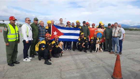 dpt_vc's tweet photo. Rescatistas cubanos llegan a Venezuela tras sismos. #CubaPorLaVida #FuerzaVenezuela https://t.co/Mo5JoKAqRf