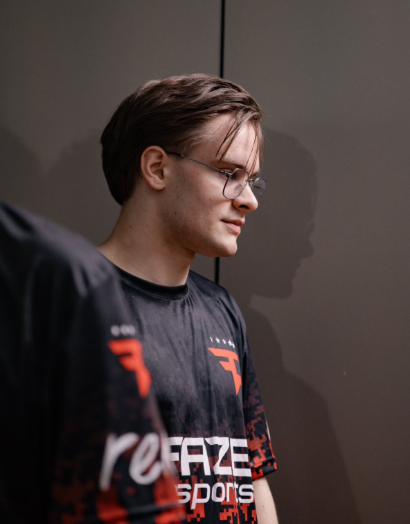 fazetrophy's tweet photo. Day 807 
We finally got some pictures of @JBOENcs in China🇨🇳

📸 via @fenseliya on Instagram https://t.co/YueSC3n9LL