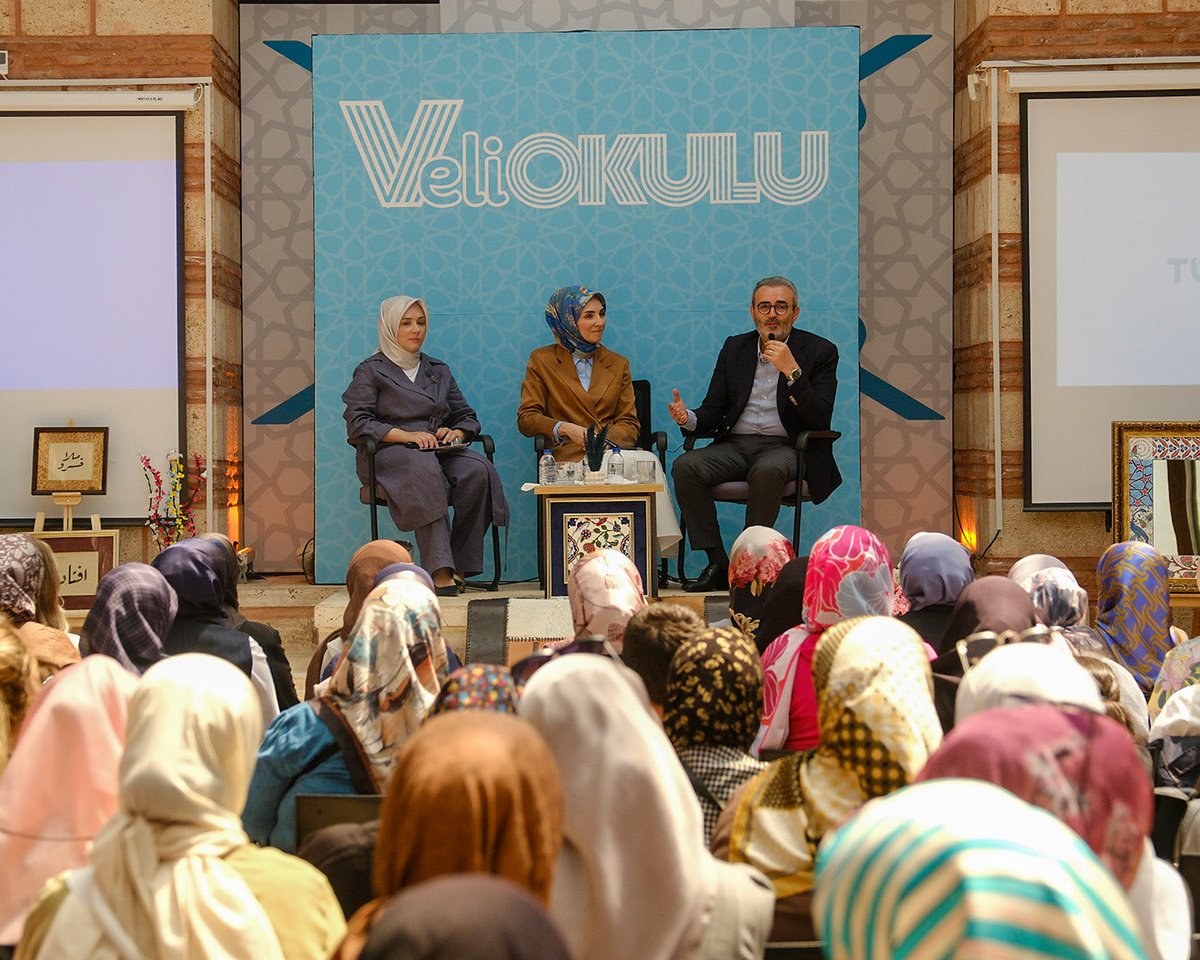 mahirunal's tweet photo. Bugün Bursa TÜGVA İl Temsilciliği’nin düzenlediği Veli Okulu programında kıymetli eşim Şule Özdin Ünal ile birlikte anne-babalarımızla bir araya geldik.

Evlatlarımızın geleceğine dair ortak bir sorumluluğu paylaşan tüm velilerimize teşekkür ediyor; bu kıymetli buluşmaya ev sahipliği yapan Bursa TÜGVA İl Temsilciliği’ne şükranlarımı sunuyorum.

Rabbim, emanetimiz olan evlatlarımızı hayırlı, ahlaklı ve hikmet sahibi nesiller olarak yetiştirebilmeyi hepimize nasip etsin.

@alican_goc16
@tugvabursa