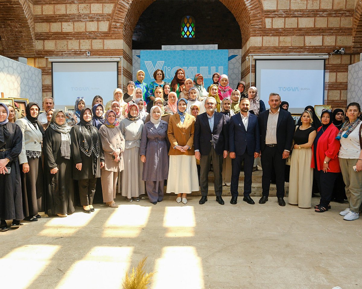 mahirunal's tweet photo. Bugün Bursa TÜGVA İl Temsilciliği’nin düzenlediği Veli Okulu programında kıymetli eşim Şule Özdin Ünal ile birlikte anne-babalarımızla bir araya geldik.

Evlatlarımızın geleceğine dair ortak bir sorumluluğu paylaşan tüm velilerimize teşekkür ediyor; bu kıymetli buluşmaya ev sahipliği yapan Bursa TÜGVA İl Temsilciliği’ne şükranlarımı sunuyorum.

Rabbim, emanetimiz olan evlatlarımızı hayırlı, ahlaklı ve hikmet sahibi nesiller olarak yetiştirebilmeyi hepimize nasip etsin.

@alican_goc16
@tugvabursa