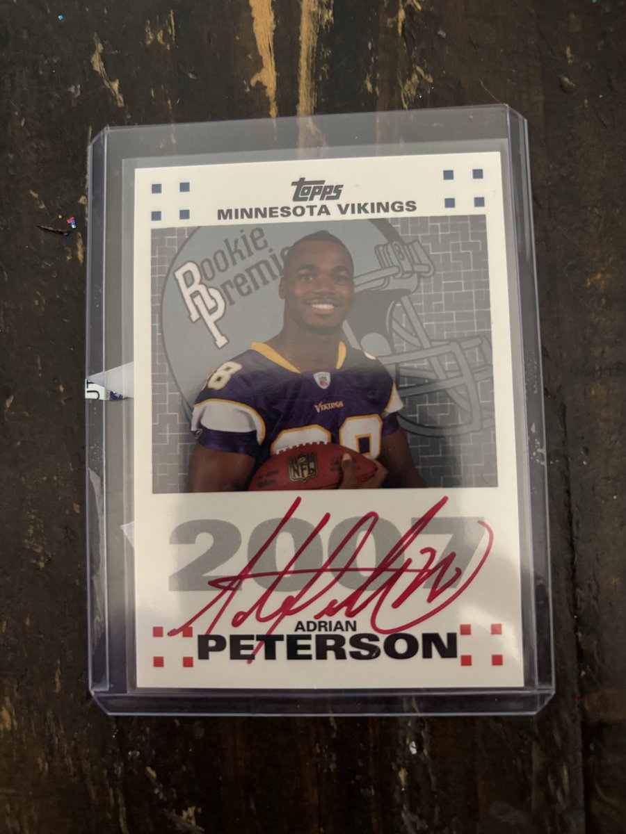 MrKdub's tweet photo. Cool Card Story 😎
@CR_cards sent my son #BamBamKam a little AP addition for his #PC - cool thing about this card is it’s actually one of the fake rookie premiere autos from the 2007 Topps Scandal (Look it up! 👀)
Fun to educate my kid on history of sports card scams! #TheHobby https://t.co/mNNaYQdIM9