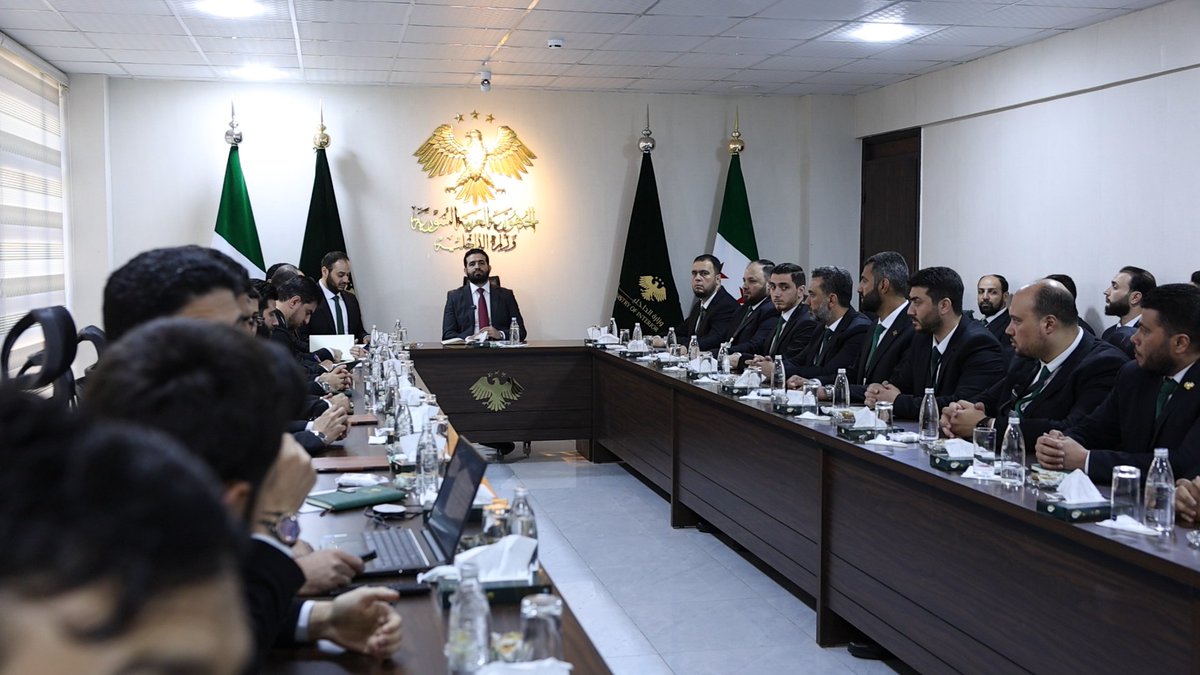 QamarChibanni's tweet photo. تفقّد وزير الداخلية المهندس أنس خطاب إدارة المعلومات، وذلك ضمن مسار المتابعة الميدانية المستمرة لأداء قطاعات الوزارة وجاهزيتها.

وخلال جولته، التقى السيد الوزير بالكوادر العاملة واستمع منهم لمجريات العمل اليومي، كما تابع آلية توظيفهم للتقنيات المعتمدة، مطّلعاً عن كثب على سير الإجراءات، ومؤكداً على أهمية إنجاز المهام بدقة وسرعة لضمان تقديم أفضل أداء.

#الجمهورية_العربية_السورية 
#وزارة_الداخلية
