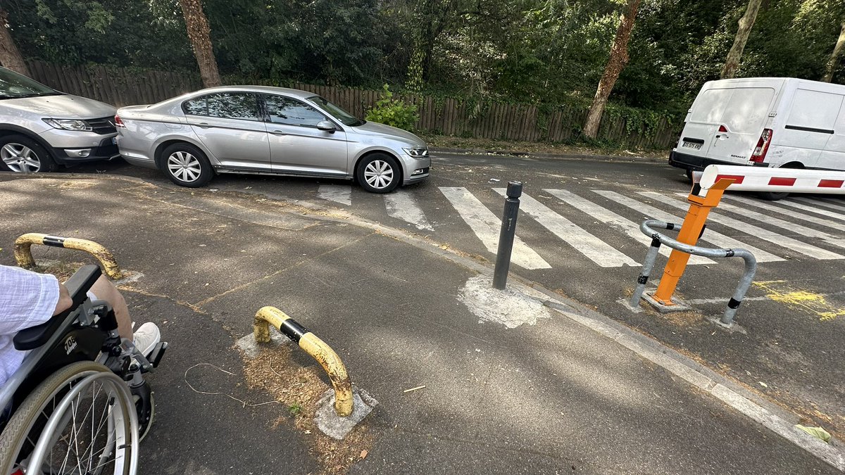 LucKWKer's tweet photo. @Abdel_Sadi @Prefet93 sa va s’arrêter quand l’impunité ? 
Voitures stationnées devant accès pompiers impossible de passer en chaise roulante pratiquement tous les jours rue Hector Berlioz
Consulat d’Algérie anarchie total voitures garées sur les trottoirs les virages https://t.co/8R2LlwSxNS