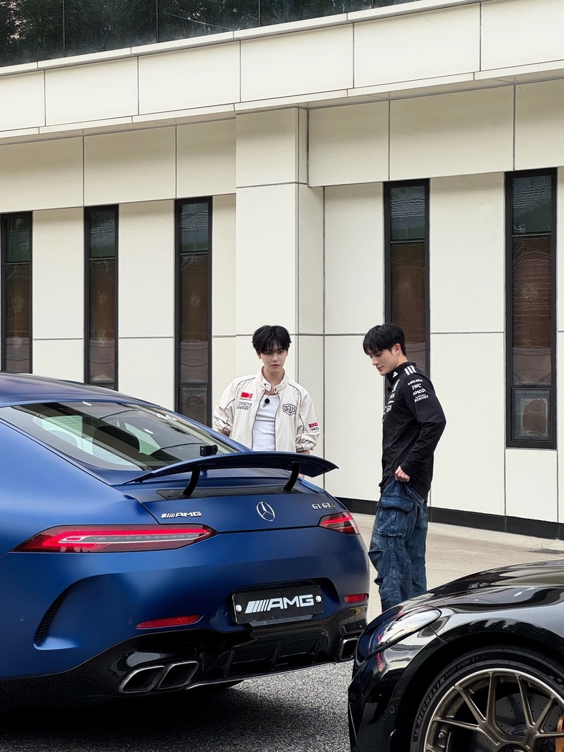 JNJMEnt's tweet photo. 🐶: mobilnya mogok ya?
🐰: eh iya, u bisa bantu ga? Because papi I just gave it to me jadi ga ngerti…
🐶: oh? Kayaknya parah sih, kasih dulu aja nomornya lo nanti gua bawa ke bengkel langganan.
🐰: hah? Parah ya… Boleh deh I takut papi take it again dari I soalnya😟
 -jnjmfic https://t.co/17Cz7lHrLX
