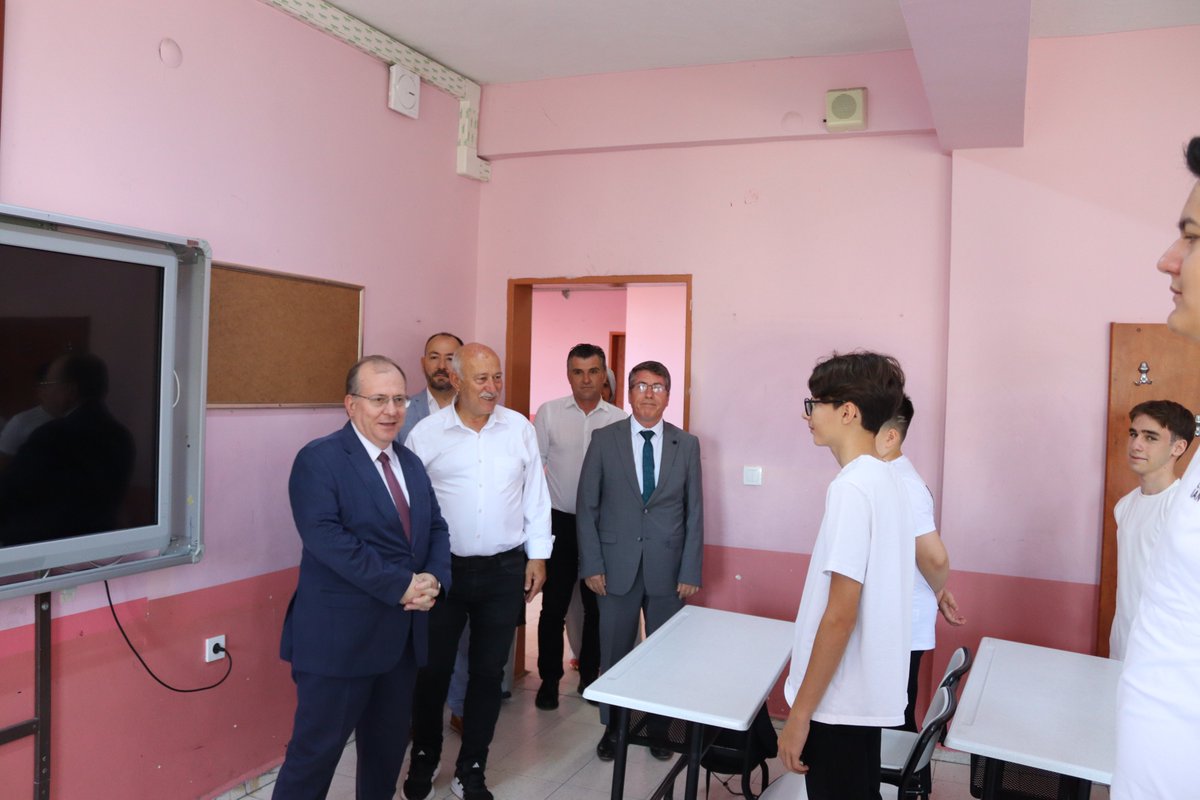 MuratliKAYMKMLK's tweet photo. 26.06.2026 Cuma günü 2025 – 2026 Eğitim-Öğretim Yılının sona ermesiyle Mehmet Akif Ersoy Ortaokulunda düzenlenen Programa, Saygı Duruşu ve İstiklâl Marşı'nın okunmasıyla başlandı. Günün anlam ve önemini belirten konuşma Okul Müdürü Çağdaş ŞENOL tarafından gerçekleştirildi.+ https://t.co/mWVZOdk8Wa