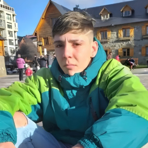 anytramontini's tweet photo. Desesperada búsqueda en Capitán Bermúdez: investigan la misteriosa desaparición de un joven de 25 años
Gastón Daniel Montenegro falta de su hogar desde el viernes a la noche. Tras horas de rastrillajes por parte de su madre, un testigo clave reveló que al joven se lo llevaron por la fuerza dos hombres en un auto gris. Apuntan contra un sospechoso.
La última vez que Carina vio a Gastón fue el viernes 26 de junio alrededor de las 21:30 h, cuando el joven salió de su casa con la promesa de regresar a la madrugada porque al día siguiente debía trabajar. 
Contextura física: Delgado, mide 1,75 metros de altura, de tez blanca, pelo castaño claro y ojos marrones.

Tatuajes distintivos: Posee la inscripción “TODO PASA” en el lado izquierdo del cuello; la figura de un león con una flor y el nombre “KENDALL” en su mano derecha; y una  frase en el pecho, de hombro a hombro, que reza: “DIOS PERDONA A LA PUTA Y AL LADRÓN, PERO NO AL TRAIDOR”.

Vestimenta: Al momento de desaparecer, vestía un jean claro, zapatillas Nike Jordan color beige (con detalles naranjas y amarillos), remera negra, un buzo negro marca Nike con la estampa de Jordan en rojo sobre el pecho, y un chaleco inflable color negro.