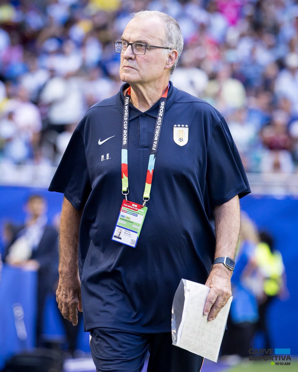 UyDevils's tweet photo. - Que Marcelo Bielsa llegó solo a Uruguay.

- Que Fernando Muslera tenía fiebre previo a España y nadie sabia.

- Que se filtraron cosas del vestuario. Que salieron jugadores a bancar a Bielsa, etc etc etc.

Mañana nuevamente Marcelo Bielsa decidirá poner la cara y dar una Conferencia de Prensa, la última como DT de la Selección Uruguaya. Mas allá de que nunca fue santo de mi devocion y tengo algunos puntos opuestos a Bielsa, algo que siempre le voy a reconocer es que cuando tuvo que inmolarse por los jugadores y la selección, lo hizo. Eso no tiene valor.

Los huevos que le sobran al DT, en muchos aspectos, le faltaron a los jugadores en la Copa del Mundo.

Algún día tendremos que cambiar el chip de la "Garra Charrúa" y jugar a algo sin que explote todo el negocio que tienen varios en este país.

De mi parte ? Lo último referente a La Celeste. Que le vaya bien Don Marcelo !!