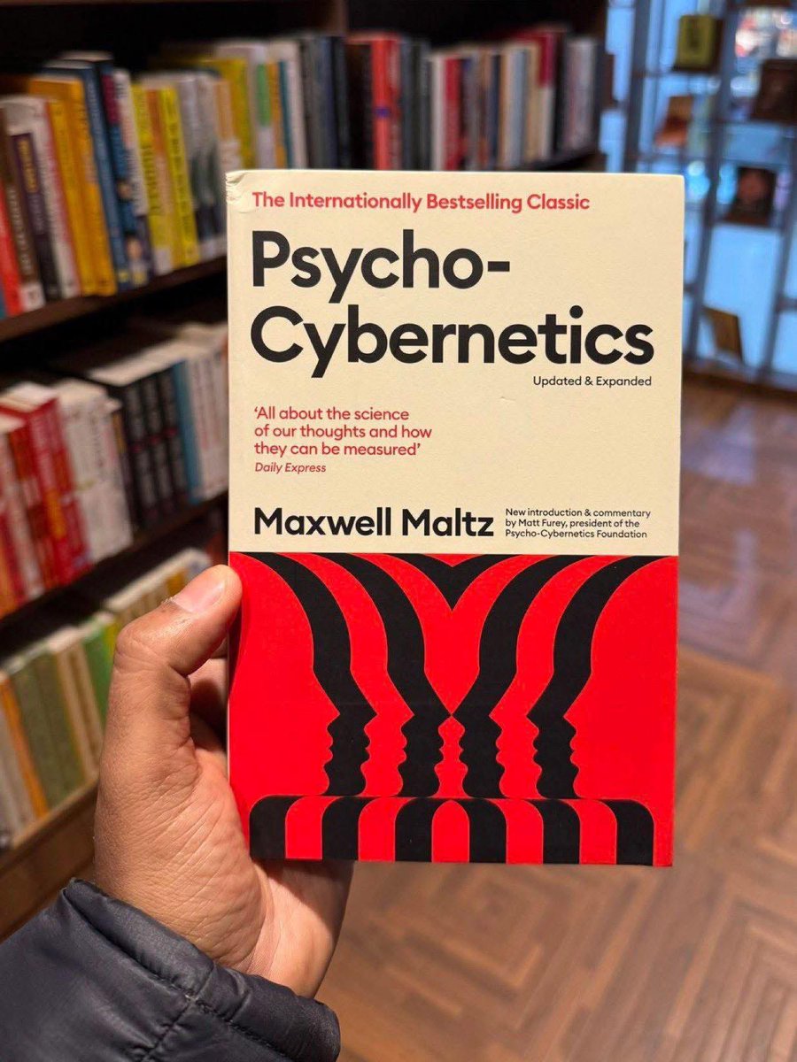 ArarSwaidMjerdi's tweet photo. ملخص شامل لكتاب
Psycho-Cybernetics – ماكسويل مالتز

لمن هذا الكتاب؟
•لمن يريد بناء ثقة حقيقية
•لمن يعاني من التسويف أو الخوف
•لمن يريد فهم نفسه بعمق
•لمن يؤمن أن التغيير يبدأ من الداخل

فكرة الكتاب الجوهرية: 
هذا الكتاب يدور حول قوة صورة الذات.
ماكسويل مالتز يرى أن الإنسان لا يتحرك بناءً على الواقع، بل بناءً على الصورة التي يحملها عن نفسه.

غيّر صورتك عن ذاتك → يتغير سلوكك تلقائيًا → تتغير نتائجك.

1. صورة الذات: المحرك الخفي لكل شيء
•كل إنسان يعيش وفق "برنامج داخلي".
•هذا البرنامج هو صورة الذات (Self-Image).
•إن كانت صورتك عن نفسك:
•فاشل → ستتصرّف كفاشل.
•واثق → ستجد حلولًا تلقائيًا.
•العقل لا يفرّق بين الواقع والتخيّل المتكرر.

الخلاصة:
أنت لا تصل لما تريد، أنت تصل لما تعتقد أنك تستحقه.

2. العقل كآلة توجيه (Cybernetic Mechanism)

مالتز يقارن العقل بنظام توجيه تلقائي:
•الهدف = الاتجاه
•الأخطاء = تصحيحات
•الفشل = معلومات، لا إدانة

❗ المشكلة ليست في الخطأ
بل في تفسيرك للخطأ.

الشخص الناجح:
يخطئ → يعدّل → يكمل

الشخص العالق:
يخطئ → يجلد نفسه → يتوقف

3. الفشل ليس مشكلة نفسية
•الفشل تجربة حيادية.
•الألم يأتي من ربط الفشل بقيمتك.
•عندما تفصل:
•من أنا ❌ ≠ ما حدث ✔️
تتحرر طاقتك الذهنية.

"الفشل لا يعني أنك فاشل، بل يعني أنك جرّبت."

4. قوة التخيل العقلي

العقل يتدرب بالتخيل كما يتدرب بالفعل.
•الرياضيون
•الطيارون
•الجراحون

كلهم يستخدمون التخيل المسبق.

ما تكرره ذهنيًا:
•يصبح مألوفًا
•ثم سهلًا
•ثم تلقائيًا

📌 تخيّل نفسك:
•هادئ تحت الضغط
•واثق أثناء القرار
•متزن عند الخطأ

5. العاطفة هي الوقود
العقل يعمل أفضل في:
•الهدوء
•الأمان
•الاسترخاء

الخوف والتوتر:
•يضعفان الأداء
•يشوّشان القرار

التوازن النفسي ليس رفاهية،
بل شرط للأداء العالي.

6. عادة التسامح مع الذات

الكتاب يرفض:
•جلد الذات
•القسوة الداخلية
•النقد المستمر

ويؤكد:
•عامل نفسك كما تعامل شخصًا تحبه
•التصحيح بهدوء أسرع من العقاب

7. السعادة مهارة داخلية
•السعادة ليست نتيجة ظروف
•بل نتيجة تفسيرك لها

يمكن تدريب العقل على:
•الامتنان
•التقدير
•الاستمتاع باللحظة

الرسالة النهائية للكتاب

أنت لست محتاج لأن تصبح شخص جديد.
أنت محتاج فقط أن تتوقف عن رؤية نفسك بشكل خاطئ.

عندما تصحّح صورة ذاتك:
•يتحسن أداؤك
•يهدأ عقلك
•تتغير قراراتك
•وتتحسن حياتك دون صراع