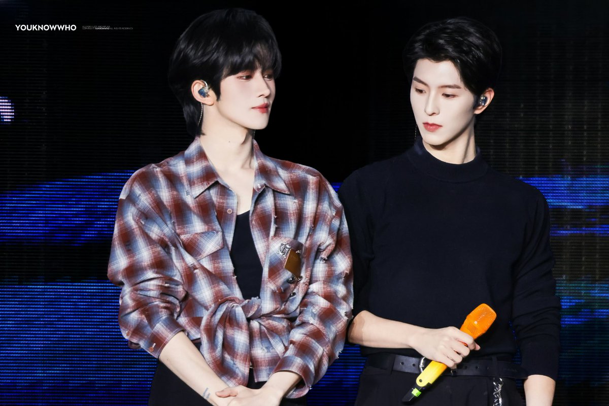 ertherealm's tweet photo. qiuqiu looks so hawt 🥵 and a xing's smile looks so pretty 🥺 https://t.co/Ni105YDDPU