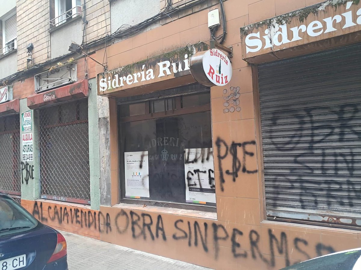 jsllana's tweet photo. La portavoz de VOX se graba un vídeo señalando un local en el que Mar de Niebla proyecta abrir un nuevo espacio comunitario para crear oportunidades para las personas más vulnerables de la zona oeste. Y a los pocos días sucede esto. https://t.co/EPnUxg5aLv