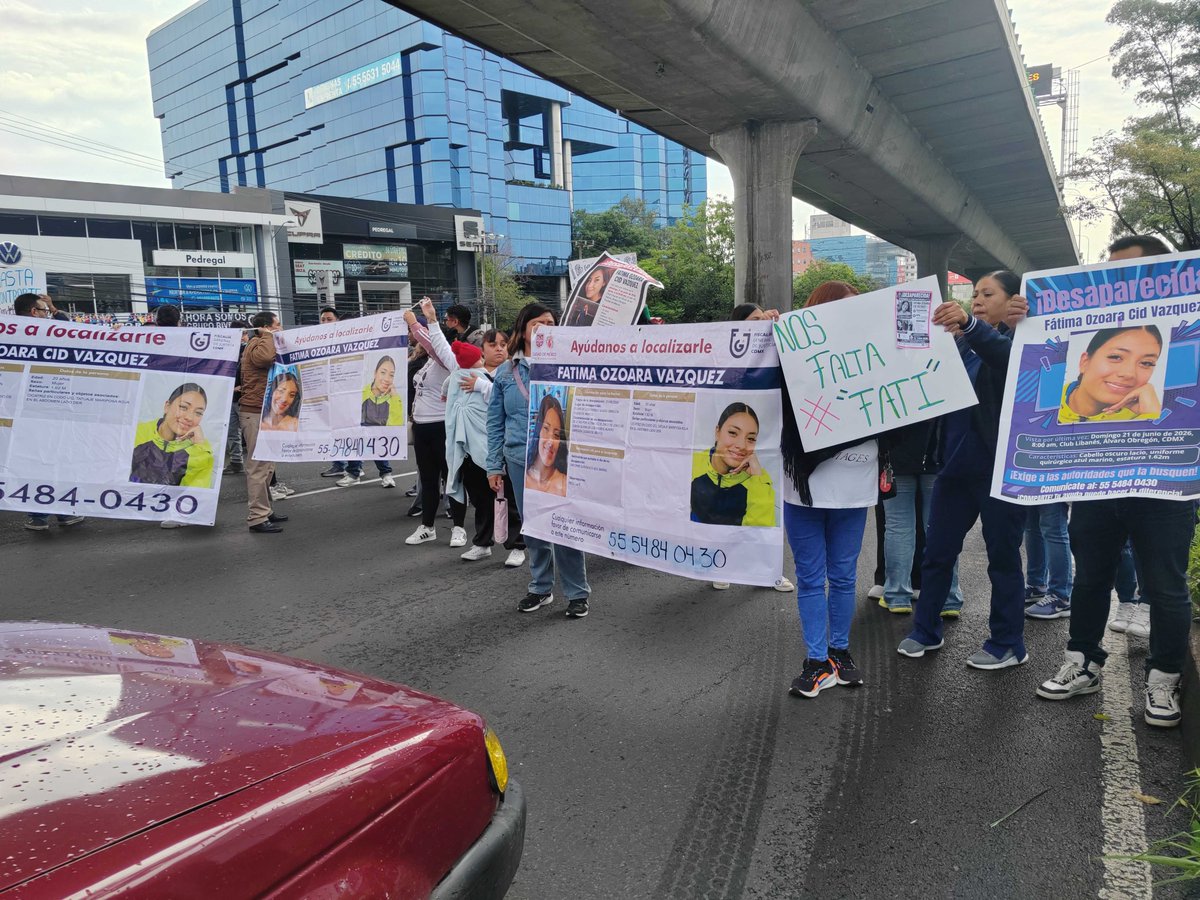 adnnoticiasmx's tweet photo. 🚨 #AlertaADN | ¡Periférico Sur colapsado! 

Familiares y amigos de Fátima Osoara, joven de 20 años desaparecida desde el 21 de junio en la alcaldía Álvaro Obregón, bloquean los carriles centrales y laterales con dirección al Oriente para exigir su localización.

Vía: @AlfredoTNews
