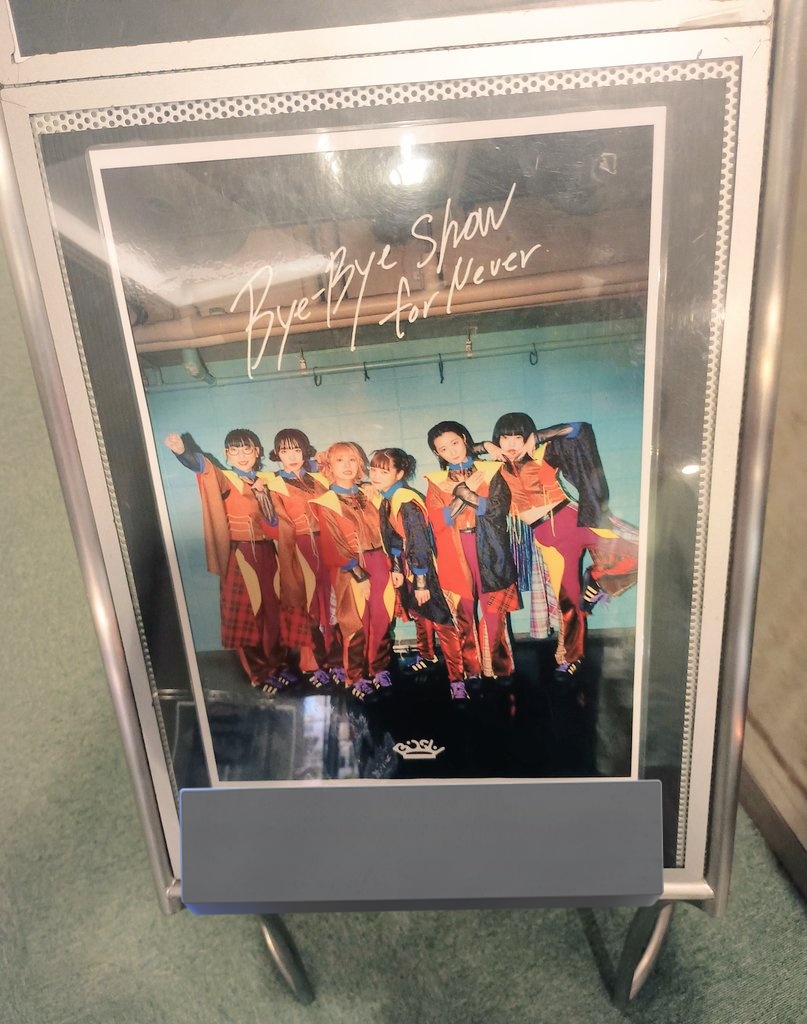 kokone_fd0722's tweet photo. エリザベス宮地監督作品特別上映イベント、#BiSH さんの解散ドキュメンタリー「#LOVEiSNOTOVER」を観てきました。
学ぶことがたくさんで、やっぱり音楽っていいなと、ライブっていいなと思いました。
冒頭から最後まで、感動シーンで涙してしまい、帰り道は頭が痛かったです。
(´；ω；｀) https://t.co/eiDey0FaY3
