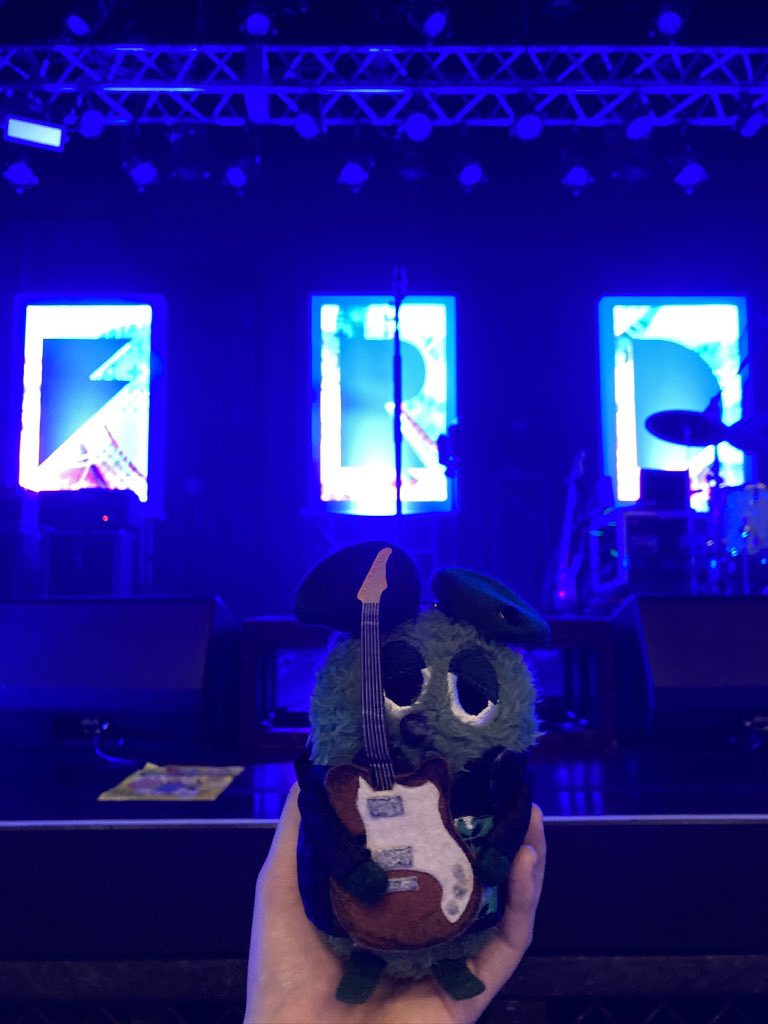Noodle_BAND's tweet photo. 大阪のズボンはサイズの都合で着なくなったTシャツをジーンズとうちのTOGAネズミの服にも使ってるチロルテープと合わせてリメイクした
あと大阪はオキニのキューバシャツに、名古屋はおNEWのハーフパンツにグッズのワッペンつけたんやけど、ハーフパンツの方は縫い糸の色を変えて電球を点灯させてる💡 https://t.co/DmIb7nW9U6