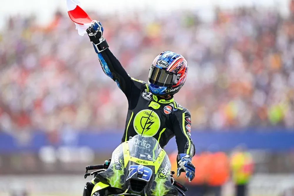 XsrRide's tweet photo. 小椋藍 MotoGP 優勝🏆
日本の悲願㊗️22年ぶりの快挙‼︎ https://t.co/RqrJqwdNvP