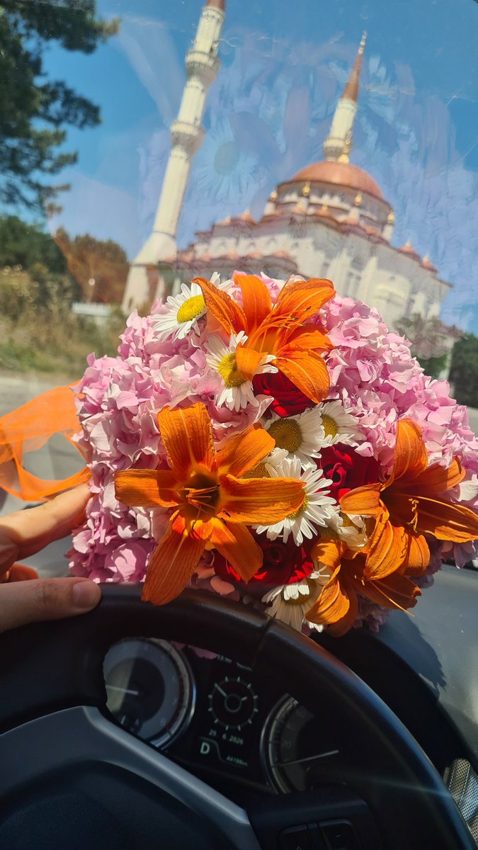 Zynp2019's tweet photo. Bir şey yap güzel olsun .
Çok mu zor ? O vakit güzel bir şey söyle. 
Dilin mi dönmüyor? Güzel bir şey gör veya yaz. 
Beceremez misin ? Öyle ise güzel bir şeye başla .
Ama hep güzel olsun .
Çünkü her insan ölecek yaşta , 
Geç kalmayasın..
        Şems-i  Tebrizi https://t.co/SZdoLaBKm2