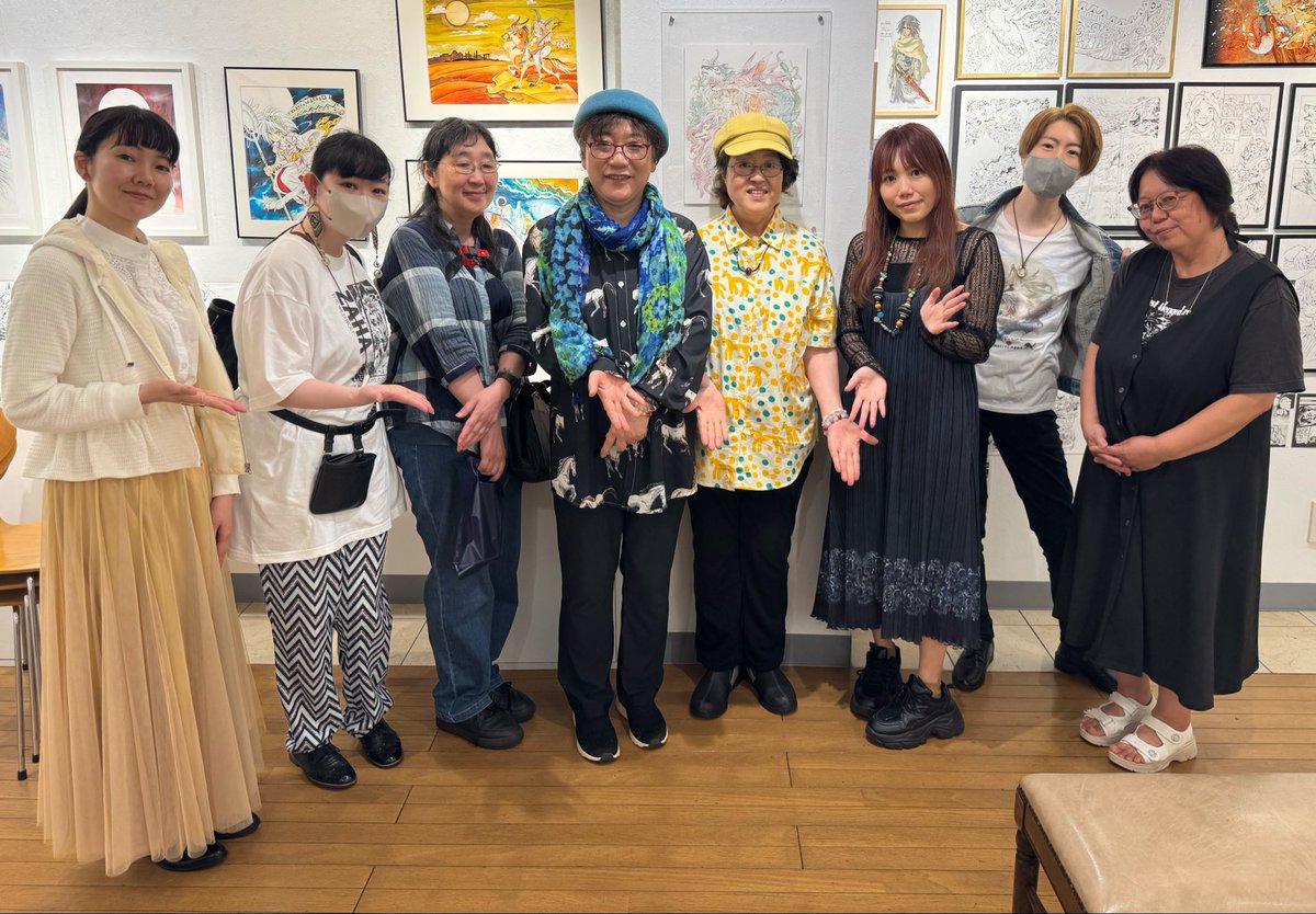 AkiraHimekawa's tweet photo. KAMUDOという作品を世に出すために尽力くださる編集さん達、
ゼルダ漫画で知ってその先の姫川のクリエイティブに興味を持ってくれた方達やギャラリーの皆さんのサポート、
そして時には涙を流して熱い想いを語ってくださる読者の皆さん、
生(ナマ)の気持ちに触れる事のありがたさよ🙂‍↕️✨🙏
#姫川明輝原画展
