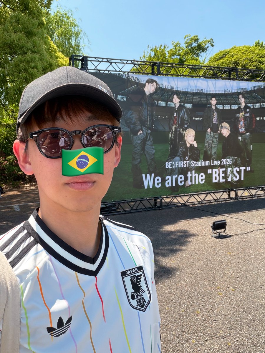 kanta_75's tweet photo. 決戦まであと2時間ですが、最後の最後まで日本のユニを着て応援するか、ブラジルのユニを着て応援するか悩んでいます。
僕の予想は2-2(pkでブラジル勝利)です https://t.co/tvjEr2B7Uf