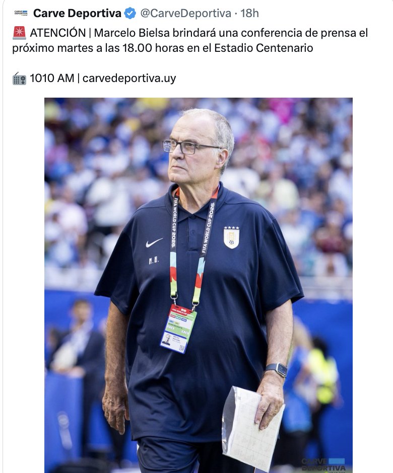 cesarsposito's tweet photo. NO VA A PASAR

Lo que muchos esperan, que Bielsa destape la olla de grillos de las internas de la selección, cuente las tensiones que hubo en el plantel o hable de todo lo que vivió durante estos tres años, no creo que pase.

En todo este proceso jamás lo escuché hablar públicamente mal de un jugador.  Nunca lo vi señalar a un futbolista para protegerse él. Nunca lo escuché buscar un responsable fuera de sí mismo. Equivocado o no, siempre asumió la responsabilidad en primera persona.

Creo que hará exactamente lo mismo ahora.
Pienso que se irá diciendo que el responsable fue él y nada más.

El lunes que viene probablemente ya estará estudiando fútbol y pensando en su próximo desafío.

Mientras tanto, en Uruguay seguiremos discutiendo si el problema era Bielsa.

En mi opinión, hubo gente a la que Bielsa nunca le cerró. Algunos porque no compartían sus formas, otros porque los cambios que intentó imponer incomodaban demasiado. Le ganaron la pulseada los que les molestaba Bielsa y los cambios que quiso imponer. 

Él también cometió errores. 
En parte ligó mal, en parte no supo como manejar las situaciones y terminó perdiendo al grupo. No le salieron las cosas como quiso.

Pero sigo creyendo que el fútbol uruguayo perdió una oportunidad enorme. No sé cuándo volveremos a tener un entrenador con el nivel de obsesión, estudio y exigencia de Bielsa.

Y tampoco sé si, cuando vuelva a aparecer uno, estaremos más preparados para aceptar todo lo que implica traerlo.

Quizás el verdadero final de la era Bielsa no sea su salida... sea descubrir, y entender dentro de unos años lo qué vino a intentar cambiar.

Fin de la época Bielsa en Uruguay...