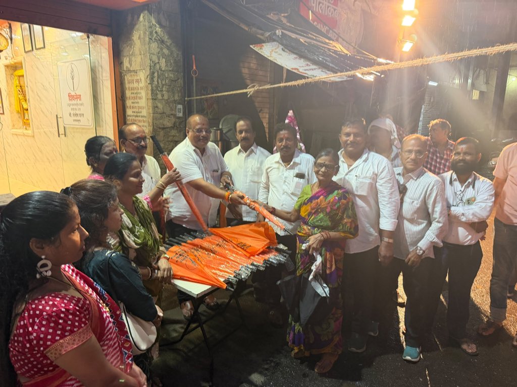 Shinde221's tweet photo. हिंदुहृदयसम्राट शिवसेनाप्रमुख बाळासाहेब ठाकरे यांच्या जन्मशताब्दी वर्षानिमित्त 🚩

शिवसेना शाखा क्र. २२१ यांच्या वतीने ज्येष्ठ नागरिकांना छत्री वाटप करण्यात आले.

सेवाच आमचा धर्म… ज्येष्ठांचा सन्मान हीच आमची ओळख! 🧡☂️ @AUThackeray https://t.co/kjNpp3MdJ3