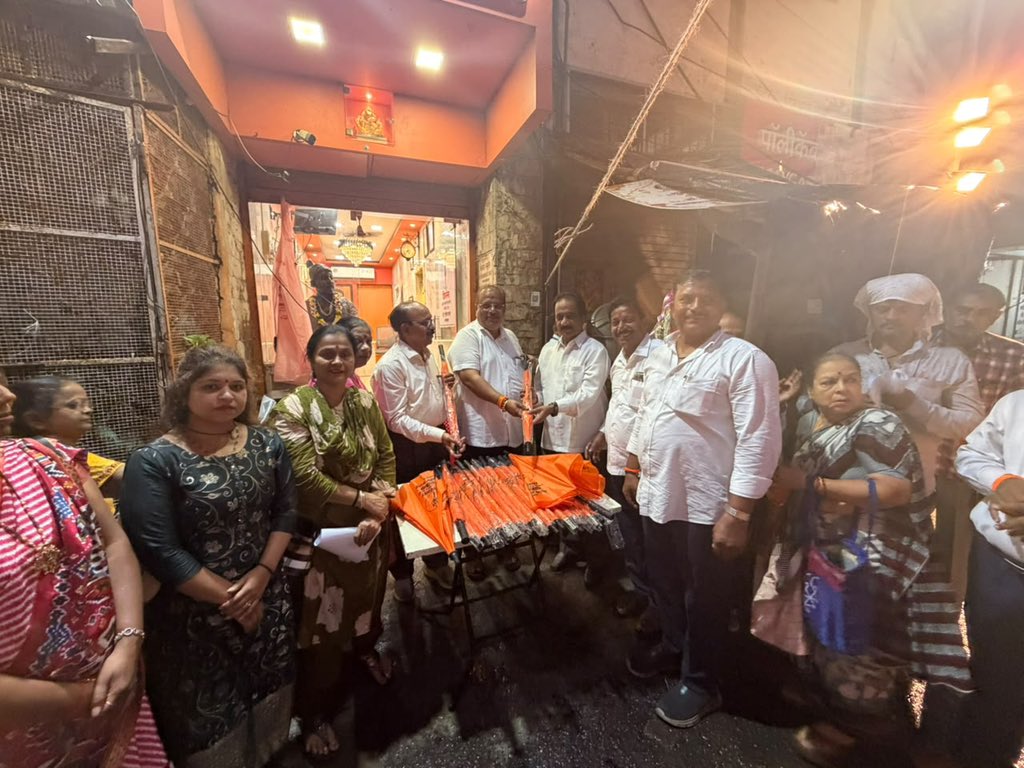 Shinde221's tweet photo. हिंदुहृदयसम्राट शिवसेनाप्रमुख बाळासाहेब ठाकरे यांच्या जन्मशताब्दी वर्षानिमित्त 🚩

शिवसेना शाखा क्र. २२१ यांच्या वतीने ज्येष्ठ नागरिकांना छत्री वाटप करण्यात आले.

सेवाच आमचा धर्म… ज्येष्ठांचा सन्मान हीच आमची ओळख! 🧡☂️ @AUThackeray https://t.co/kjNpp3MdJ3