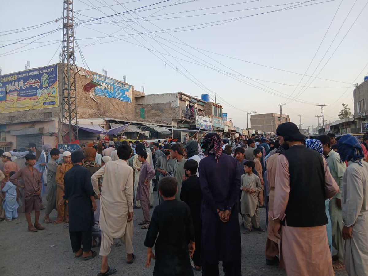 BalochYakjehtiC's tweet photo. بشیر چوک پر جاری پُرامن دھرنے کو منتشر کرنے کے لیے پولیس نے ایک مرتبہ پھر طاقت کا استعمال کرنے کی کوشش کی، تاہم مظاہرین اپنے مؤقف پر قائم ہیں اور دھرنا بدستور جاری ہے۔ جب تک گرفتار تمام افراد کو بلاشرط و غیر مشروط رہا نہیں کیا جاتا، دھرنا ختم نہیں کیا جائے گا اور احتجاج مسلسل جاری رہے گا۔ 

بی وائی سی کی جانب سے کوئٹہ کے تمام باشعور شہریوں، طلبہ، وکلا، انسانی حقوق کے کارکنوں، سیاسی کارکنوں اور سول سوسائٹی سے اپیل کی جاتی ہے کہ وہ بشیر چوک پہنچ کر جاری دھرنے میں شرکت کریں اور اس پُرامن جدوجہد کے ساتھ اظہارِ یکجہتی کریں۔

#ReleaseBYCLeaders