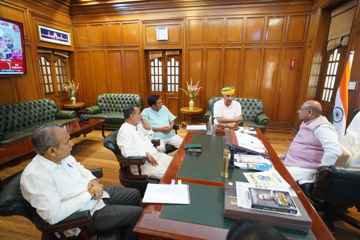 Gupta_vijender's tweet photo. दिल्ली विधान सभा स्थित कार्यालय में माननीय विधायक श्री @SPrakashBjpDel जी, श्री @BJPSanjayGoyal जी, श्री @AjayMahawarBJP जी एवं श्री @virenderrkadian जी ने शिष्टाचार भेंट की।

इस दौरान विभिन्न विषयों पर सार्थक चर्चा हुई। https://t.co/Wv27zCVZqg