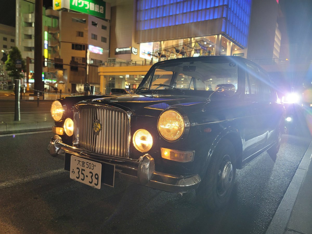 cusp_tv's tweet photo. 疲れ果てて埼玉まで帰れないとの事なので高崎でお車を預かった。

オーナーが電車に揺られる間に帰宅し、伊勢崎のアンティークショップで手に入れた英国女性ドライバー協会のバッジを取り付け、歪んでたバッジバーをパワー矯正した。

大変良き https://t.co/LaATZizY3c