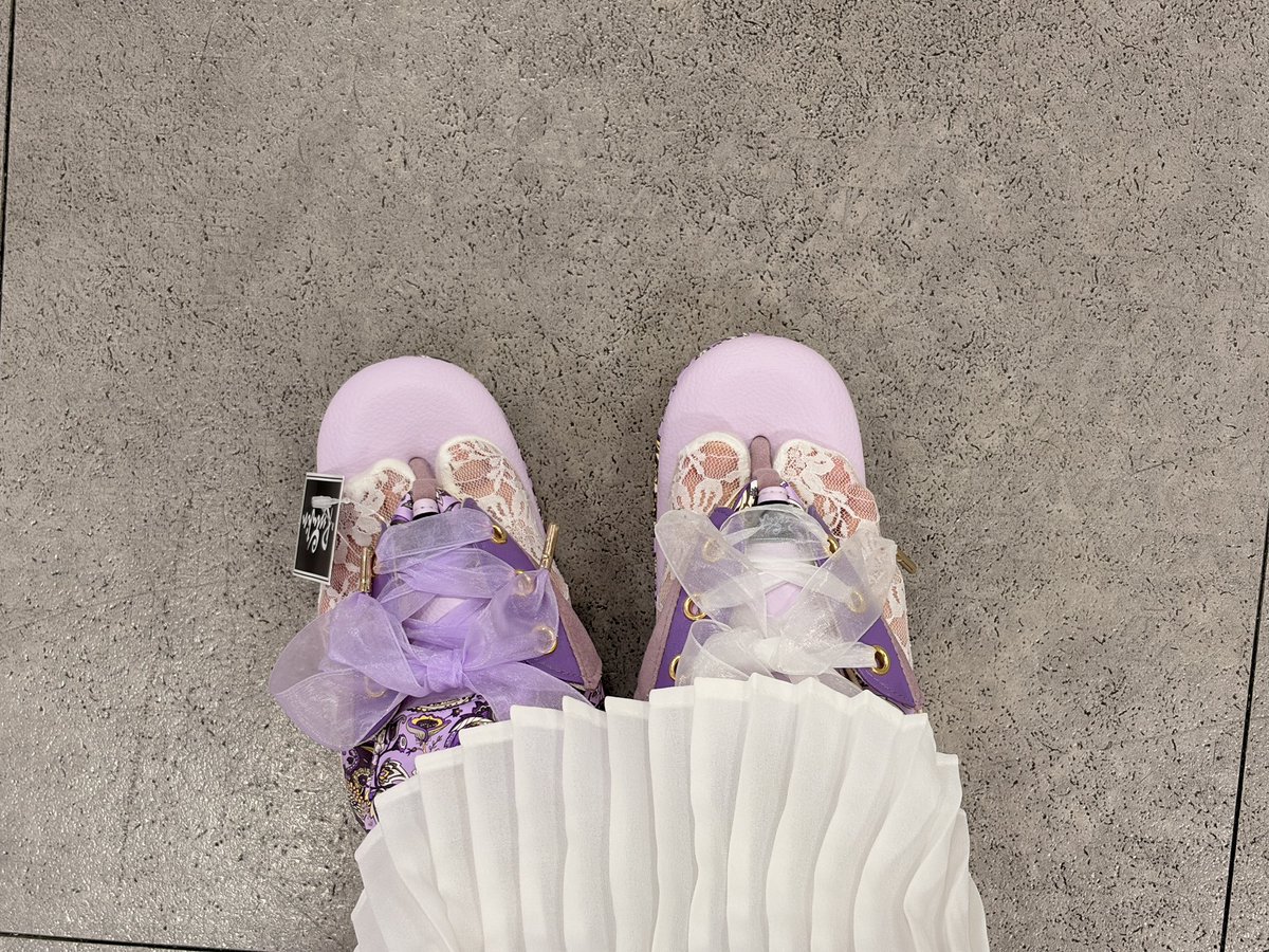 kotoyooda's tweet photo. こっこさんと、難波髙島屋のゆかたフェアに参加してるキモノシエルとRyujinさんを見てきたよ！
悩みに悩んだ挙句、乙女印刷さん@otomeinsatsu の帯と、シンミズヒキさん@MARU_mizuhiki の水引クリップを購入しました☺️✨
リボンモチーフ、自分には甘すぎるかなと思ったのですが色合いが落ち着いてて、リバーシブルということ知らなくてやられてしまいました…ありがとうございます(？)
Ryujinさんの草履ふかふかで、めっちゃ可愛かった…！！いつかお迎えしたい〜😭✨

買い物終わった後2人とも脳みそ燃き切れててすぐお茶しにいきました笑
楽しかった〜！明日までですよ〜！！