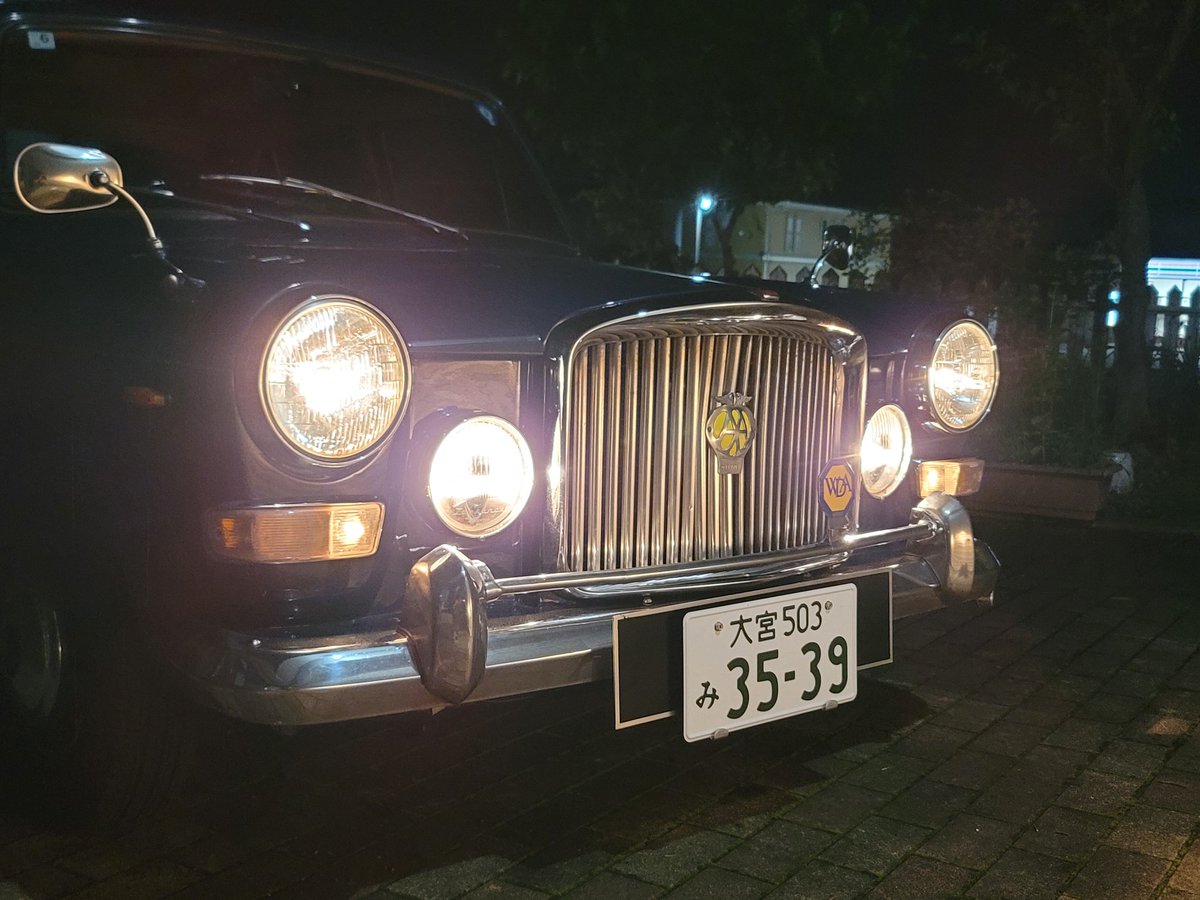 cusp_tv's tweet photo. 疲れ果てて埼玉まで帰れないとの事なので高崎でお車を預かった。

オーナーが電車に揺られる間に帰宅し、伊勢崎のアンティークショップで手に入れた英国女性ドライバー協会のバッジを取り付け、歪んでたバッジバーをパワー矯正した。

大変良き https://t.co/LaATZizY3c