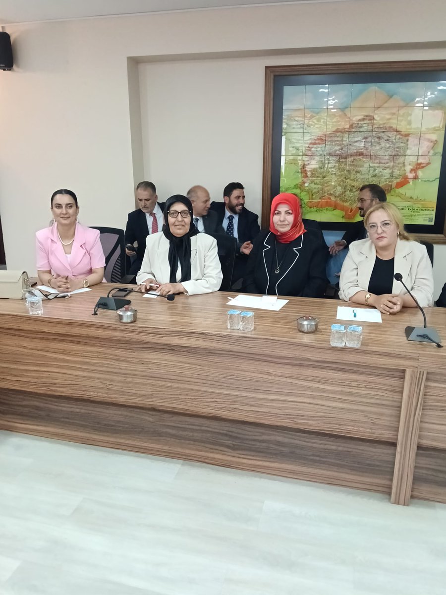 fatmaHocaoglu25's tweet photo. 📍Erzurum 

24. Dönem İzmir Milletvekilimiz, Genel Merkez Ekonomi İşleri Başkan Yardımcımız Sn. İlknur Denizli ile birlikte AK Parti Erzurum İl Kadın Kolları Teşkilatımızla istişare toplantımızı gerçekleştirdik. https://t.co/QIlNHdgmS7