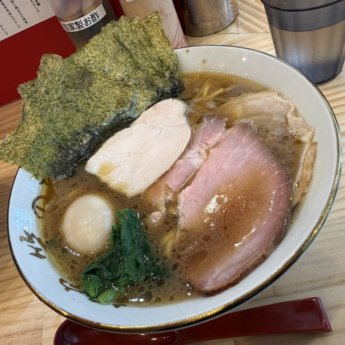 masakingurume's tweet photo. 『麺家笑の道』
・特選ラーメン（中）　1400円
・ライス中　200円
@men_hanawaseiji https://t.co/HfbfD5T6Xp