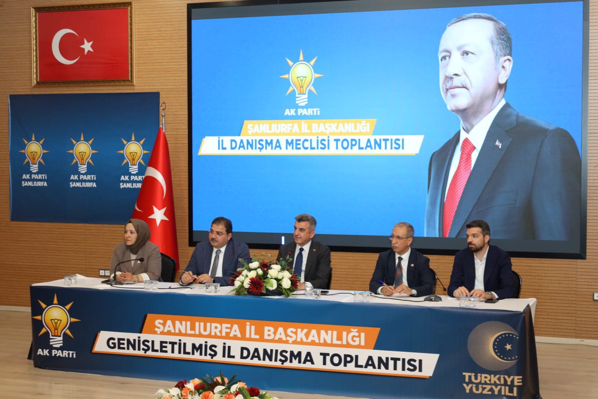 akpartiurfa's tweet photo. 📍AK Parti Şanlıurfa İl Başkanlığı Danışma Meclisi Toplantısı

Divan Kurulumuz;
- AK Parti Şanlıurfa İl Başkanımız Sayın @milhamigunbegi,
- AK Parti Milletvekilimiz Sayın @ProfDrDusak,
- AK Parti Grup Başkanvekilimiz, Haliliye Belediye Başkanımız Sayın @mcanpolatnet,
- İl Kadın Kolları Başkanımız Sayın @ZehraAy063,
- İl Gençlik Kolları Başkanvekilimiz Sayın M. Sait Arusoğlu'na,
Teşekkür ediyoruz.

#İlDanışmaMeclisi #Şanlıurfa 
@abuyukgumus @Akparti @hakanaksu058 @farukaytek