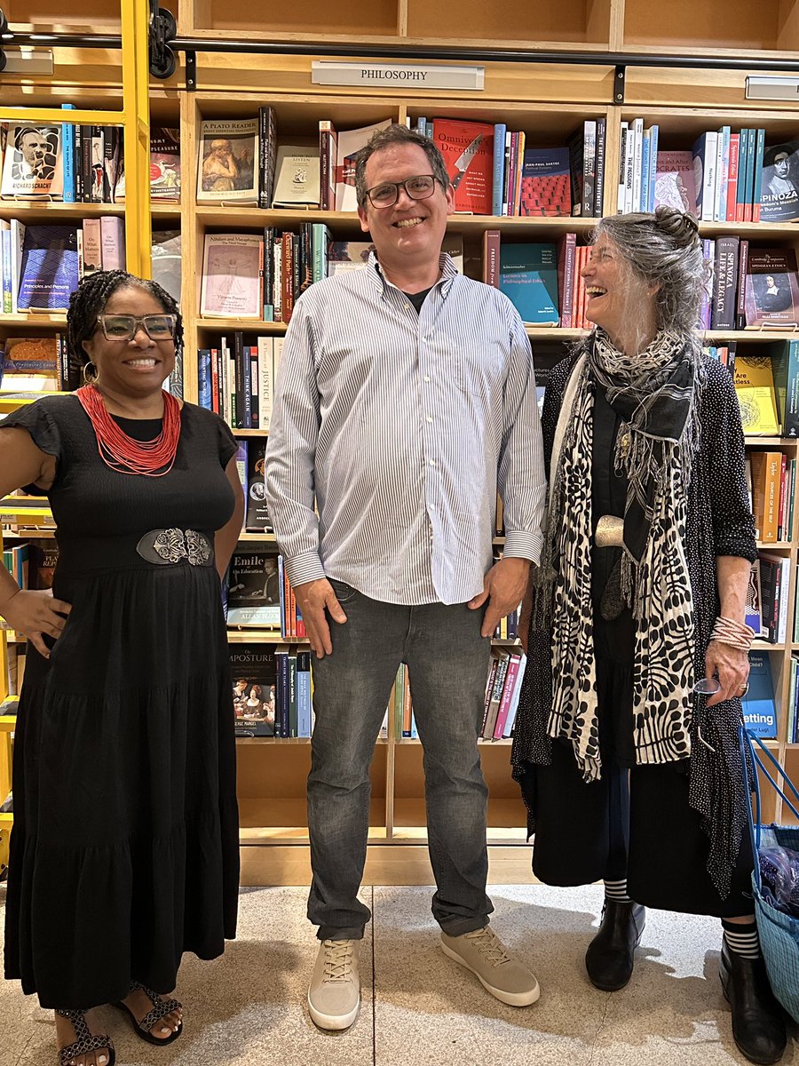 _sen_sharmila's tweet photo. Lots of Loeb love at the @SeminaryCoop in Chicago. 
💚❤️

Our thanks to Kevin Bendle, the exec director of the iconic bookstore, for his generous hospitality and great stories. 

We all want to live in the “maze of the mind” - the layout of the store as described by Kevin! https://t.co/zl1KKDFlRM