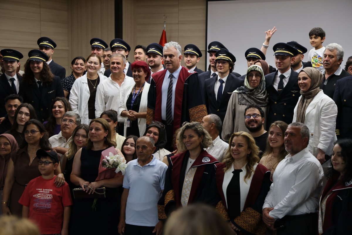 IAUubyo's tweet photo. İstanbul Aydın Üniversitesi Pilotaj Bölümü 1.Filo öğrencileriyle, Bröve Takma Töreninde gökyüzüne uzanan bu yolculukta önemli bir eşiği daha geride bıraktık✈️
Gazi Mustafa Kemal Atatürk'ün işaret ettiği göklerde, bilgiyle, cesaretle ve sorumluluk bilinciyle daha nice başarılara✨ https://t.co/lSmLl3FOxj
