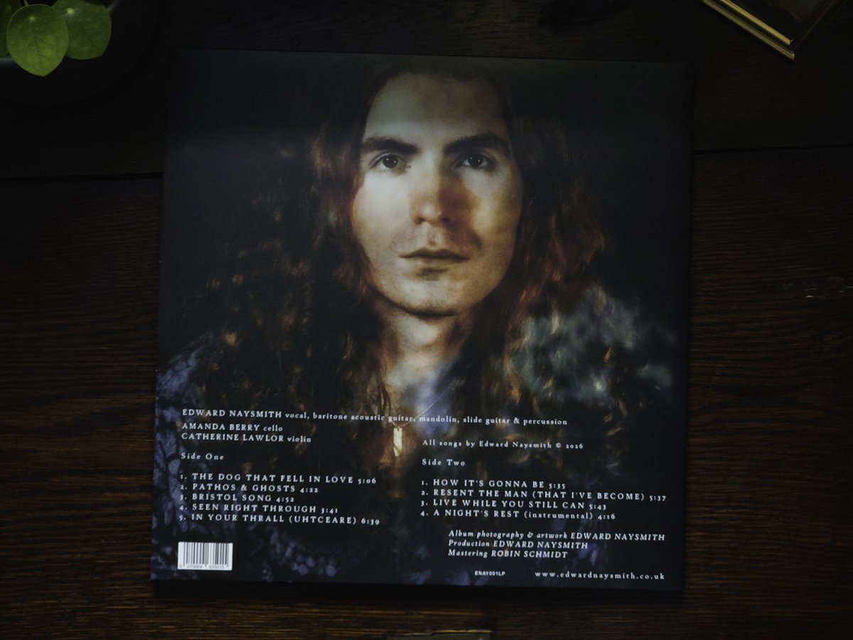 EdwardNaysmith's tweet photo. The 12" vinyl arrived over the weekend. They look and sound wonderful. Very striking in person, with rich colour in a matte finish. Once again, my camera can't seem to do them justice.

Thank you to Mark and @dmsvinyl.

#folkmusic #fingerstyleguitar #acousticbaritone https://t.co/jAx7oqmzu4