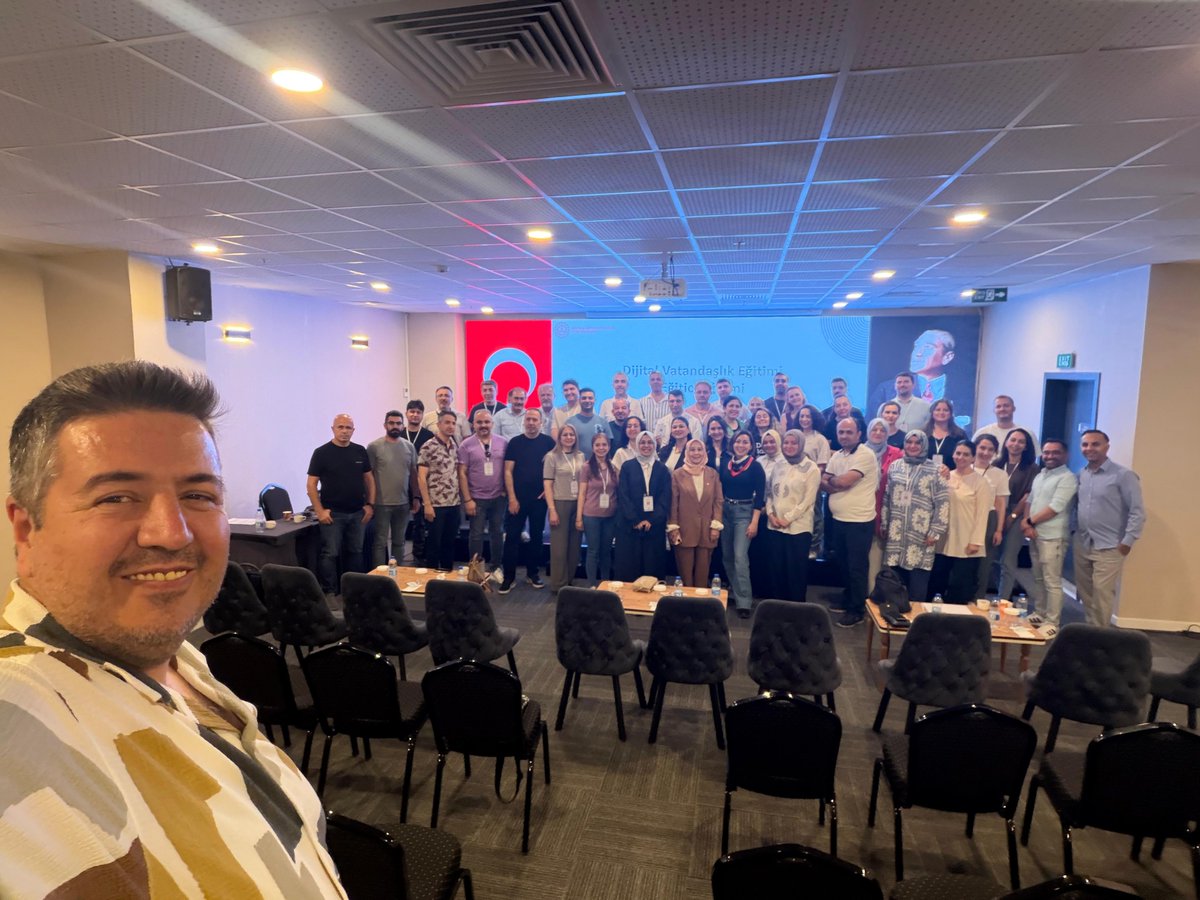 DceTurkiye's tweet photo. Dijital Vatandaşlık Eğitimi Eğitici Eğitimini başarıyla tamamladık. Beş gün boyunca sürece emek veren tüm katılımcılara, özveriyle süreci yöneten eğitmenlerimize ve bize destekleriyle öncü olan Değerli @mebyegitek Genel Müdürümüz ve Daire Başkanımıza çok teşekkür ederiz.
@tcmeb https://t.co/IkLiV8xqwy