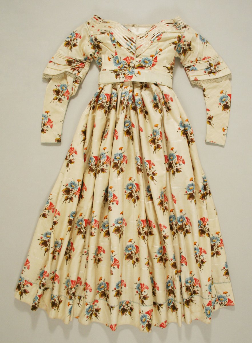 wikivictorian's tweet photo. Evening dress, 1841. The MET. https://t.co/4vgZ7ATQpg