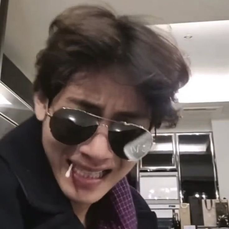 Jkmeama's tweet photo. Army publicando esta foto de Taehyung diciendo que aqui aparece con gafas y Tae diciendo que porqué si son tan divertidos solo comentan merry me en los lives JAJAJA 😭 https://t.co/H8JmG24CfP