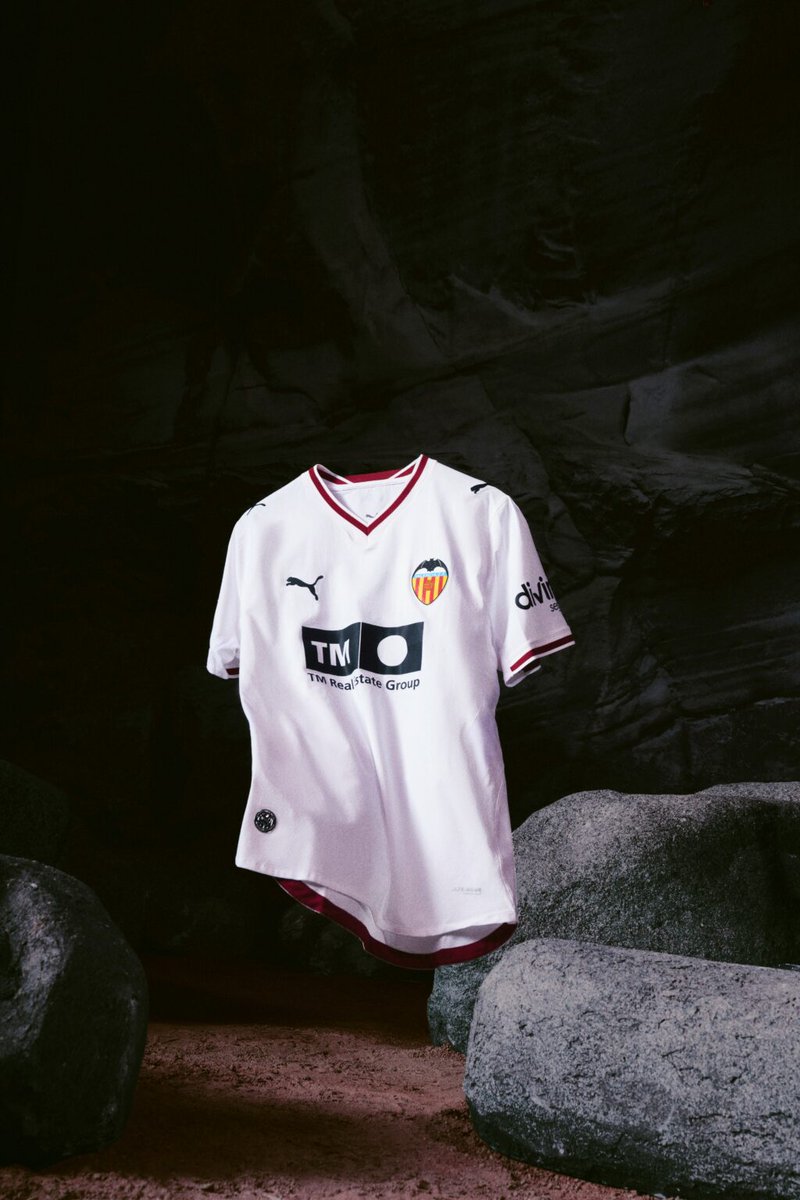 Diffusion_Sport's tweet photo. No nos daremos cuenta y arrancará una nueva temporada de @LALIGA. @pumafootball ha dado a conocer las uniformidades que lucirán algunos de sus equipos patrocinados, como el @valenciacf o el @GironaFC.
Aquí descubrimos sus características

https://t.co/pyPjQGcXlT https://t.co/ZG6mFlZzrM