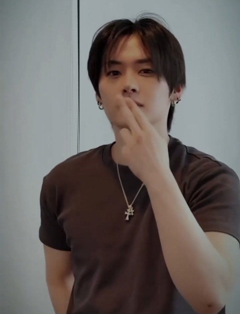 lalalalalinos's tweet photo. com uma camisa preta justa um cordão de puto ombros e braços enormes lee minho mudou a minha vida pra sempre https://t.co/fJy54V7sFx