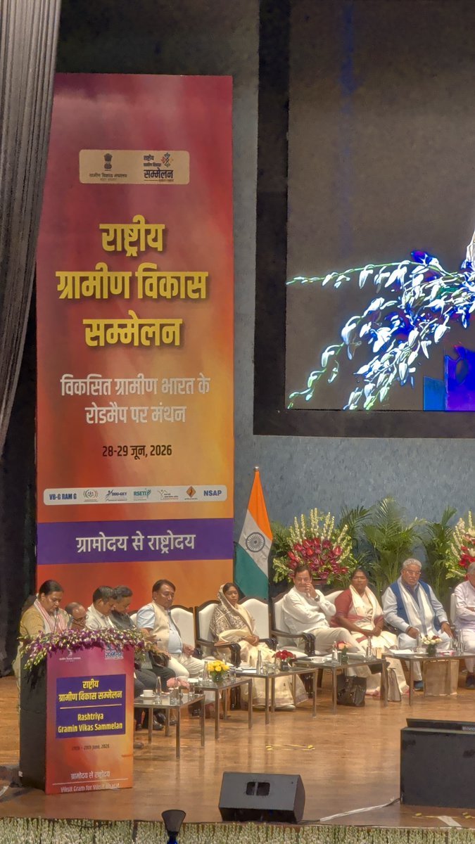 Comm_VBGRAMG_JH's tweet photo. नई दिल्ली में आयोजित 'राष्ट्रीय ग्रामीण विकास सम्मेलन' में झारखंड की माननीय ग्रामीण विकास मंत्री, श्रीमती दीपिका पांडेय सिंह ने विभागीय सचिव, मनरेगा आयुक्त एवं वरिष्ठ अधिकारियों के साथ राज्य का प्रतिनिधित्व किया। सम्मेलन में माननीय मंत्री ने ग्रामीण विकास के आगामी नीतिगत ढाँचे पर #झारखंड के भौगोल���क व सामाजिक परिप्रेक्ष्य को प्रमुखता से साझा किया। उन्होंने स्पष्ट किया कि राज्य सरकार वंचित वर्गों के #रोजगार और #आजीविका सुरक्षा के प्रति प्रतिबद्ध है।​

इस महत्वपूर्ण विमर्श में माननीय मंत्री ने झारखंड जैसे संवेदनशील राज्यों के लिए वित्तीय हिस्सेदारी के मुद्दे को मजबूती से उठाते हुए केंद्र सरकार से इस पर पुनर्विचार का आग्रह किया, ताकि वित्तीय भार के कारण स्थानीय स्तर पर ग्रामीण कल��याण की योजनाओं का निर्बाध संचालन प्रभावित न हो।

 #Jharkhand #Delhi #MGNREGA #RuralDevelopment #MoRD