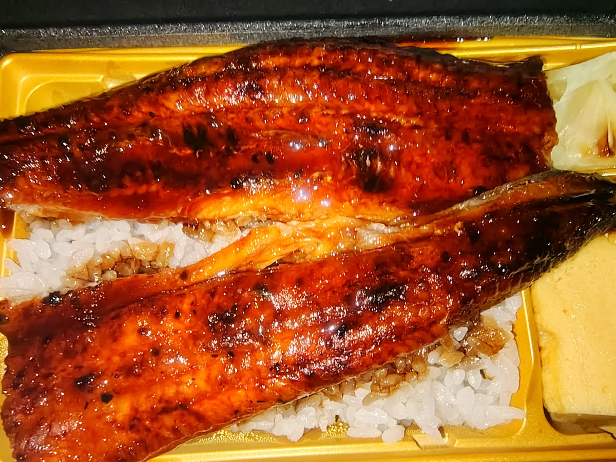 BN2_05170517's tweet photo. #SENDO #鰻 #うな重
閉店1時間前のSENDOで鹿児島産うなぎ重を半額にて🐱 https://t.co/yM48aPLSc6