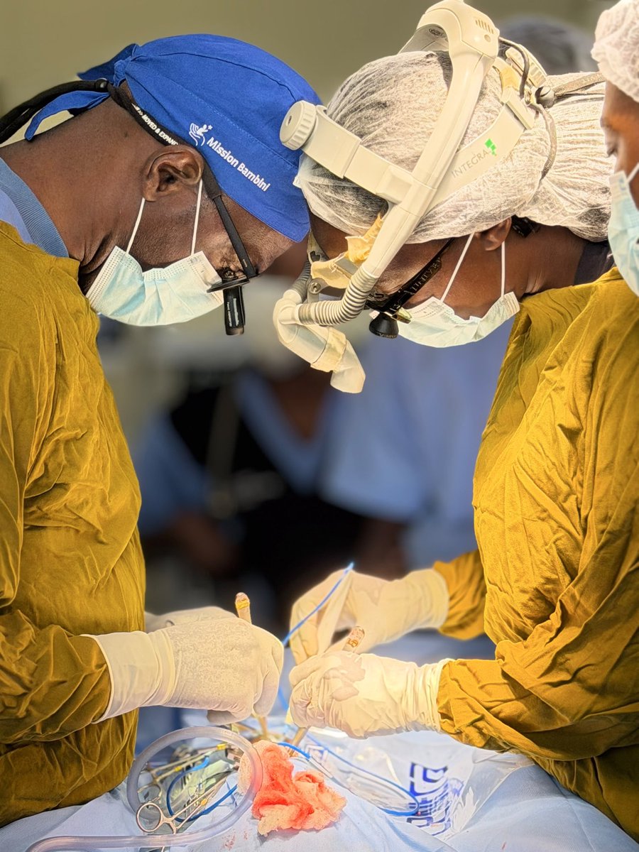 HeartUganda's tweet photo. Day 1 is off to a strong start! 💙

Six children were scheduled for closed-heart surgery today. Five procedures have been successfully completed, the sixth and final surgery is currently underway. 🙏🏽

All the children who have undergone surgery are recovering well in the ICU.

An additional 15 children are scheduled to receive these lifesaving treatments at no cost for the remainder of the week, thanks to the support from the @GovUganda through the @MinofHealthUG. 🤝

#DontMissABeat #JinjaHearCamp #UHI