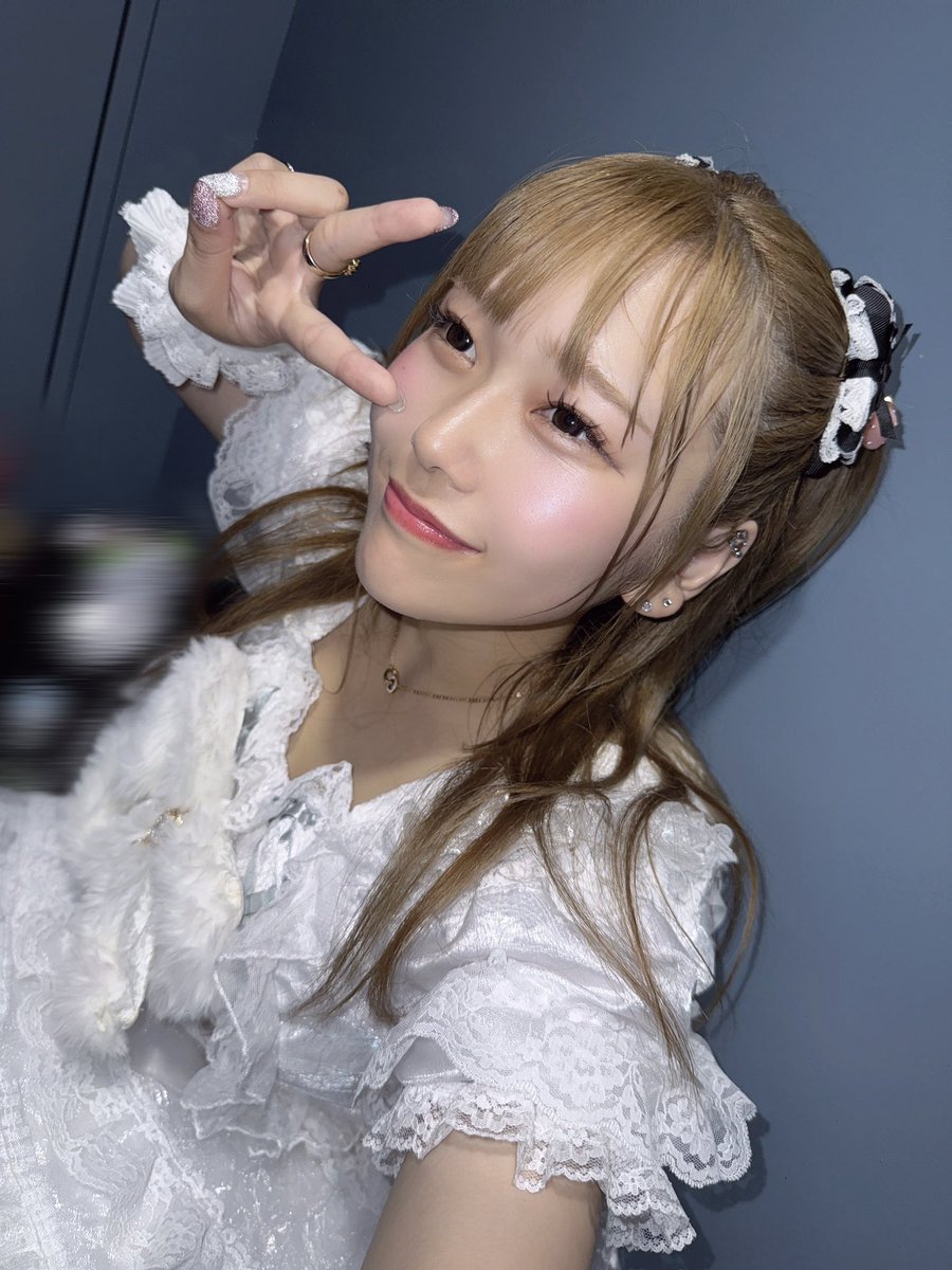 kokone_0407's tweet photo. モロフェスありがとうございました🎂❤️

平日にも関わらず、沢山の方が来てくださっていて
めっちゃ嬉しかったです😭💞

音響トラブルがあって少し焦りましたが、
みんなが私に続いて手拍子をして下さったおかげで、仕切り直してダンスソロをさせていただいた時に緊張もなくなって全力で踊れました😭🙌🏻❤️‍🔥

そしてぺこさんとユニットで『爆裂愛してる』を披露させていただきました🤞🏻💖
ぺこさんと、『ば♡く♡れ♡つ』できる日が来るなんてー😍とめっちゃ嬉しすぎました😭
うさぎちゃんダンサーちゃん今日初めましてだったんだけど、同じステージで踊れて嬉しかった🐰🩷
今日の為に沢山練習してきてくれてありがとぉ〜😭❤️‍🔥

最後はユニットコーナーでカラフルスクリームさんの、Innocent Screamを披露させていただきました‼️だいすきな曲をパフォーマンスさせていただけてほんっとに嬉しかったです😭❣️
そしてTEAM『SUN』の皆さんとも仲良くなれて嬉しかったです🥹❤️

今日ここねに会いに来てくれた方、お話にきてくれた方、本当にありがとぉ〜😭🖤
またみんなに会える日を楽しみに、まだまだダンサーKOKONEは上を目指して頑張っていきます‼️
また会える日まで忘れないでね。

本当に本日はありがとうございました😭🙇🏻‍♀️❤️
そして、お誕生日おめでとうございます🎂❤️
モロ先生だいすきです😍❤️